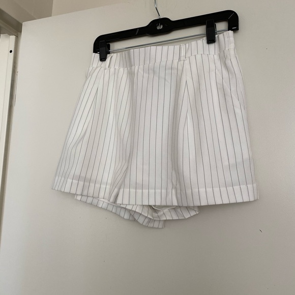 Woven High Rise Shorts - Picture 3 of 4